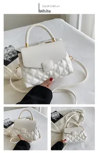Sac à rabat matelassé blanc avec poignée ronde tressée et bandoulière réglable