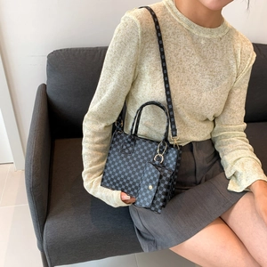Petit sac cabas carré vintage imprimé avec mini pochette assortie porté par un mannequin