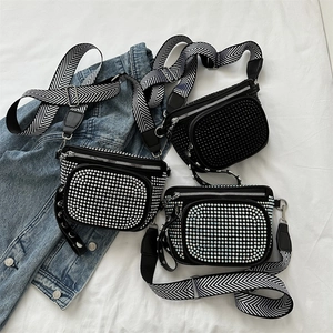 Borsa a Tracolla da Donna alla Moda con Strass e Borchie in Pelle PU Stile Street Chest Bag con Ampia Tracolla e Marsupio