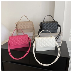 Detailansicht gesteppter Handtaschen in Fuchsia, Beige, Schwarz und Weiß mit Knotengurt