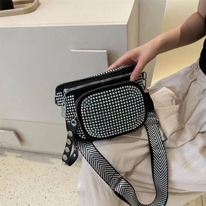 Borsa a tracolla con strass neri scintillanti e ampia tracolla a onde, vista lifestyle