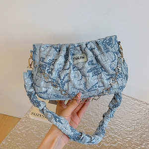 Sac à Épaule Plissé en Nylon pour Femme Sac Sous le Bras avec Chaîne à Fleurs et Bandoulière Nuage Froncée Sac Hobo