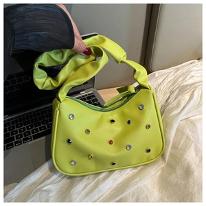 Nahaufnahme der lindgrünen Handtasche mit bunten Strasssteinen und gerafftem Griff