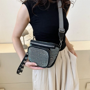 Marsupio luccicante con strass da donna con tracolla a righe e rivetti metallici