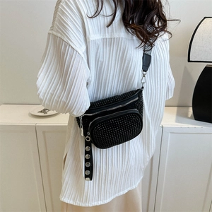 Borsa a tracolla nera a mezzaluna con strass e tracolla a righe stile casual