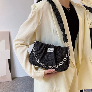 Sac à bandoulière plissé noir chic avec chaîne florale argentée et étiquette tissée
