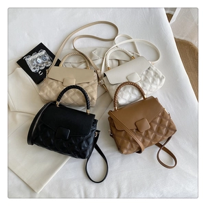 Sacs à bandoulière matelassés en noir, beige, crème et camel avec poignées tressées