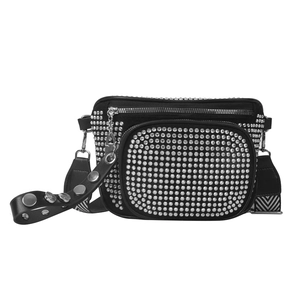 Borsa a tracolla nera stile street con borchie argento e tracolla con motivo geometrico