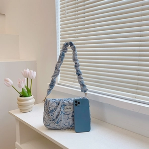 Sac à bandoulière plissé bleu clair avec chaîne et téléphone pour échelle de taille