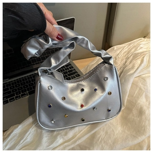 Detailansicht der silbernen Metallic-Tasche mit bunten Straßsteinen und Raffgriff