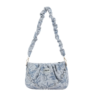 Sac sous le bras plissé bleu clair avec bandoulière froncée et chaîne à fleurs
