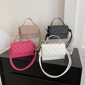 Gesteppte Umhängetasche in Pink, Weiß, Khaki und Schwarz mit goldenen Metallteilen