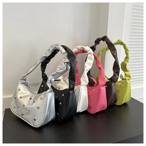 Detail von Hobo-Taschen mit Scrunchie-Griffen und bunten Strasssteinen in sechs Farben