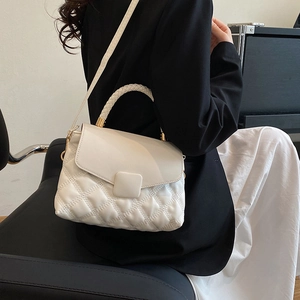 Sac à bandoulière carré blanc matelassé élégant avec poignée et fermoir doré tournant