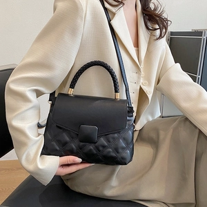 Sac carré noir minimaliste matelassé avec poignée tressée pour un porté élégant
