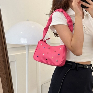 Rosa Schultertasche mit bunten Strasssteinen und modischem Scrunchie-Schulterriemen