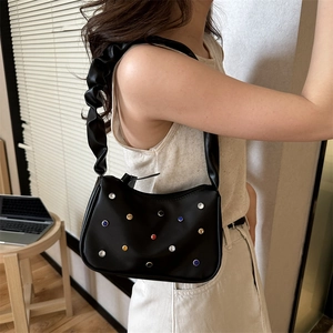 Modische schwarze Achseltasche mit bunten Strasssteinen und trendigem Falten-Schultergurt