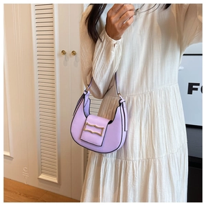 Nahaufnahme der hellvioletten Halbmond-Tasche mit eleganter goldener Metallschnalle