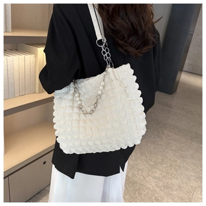 Détail du sac cabas blanc à texture bulles avec bandoulière en perles et chaîne métal