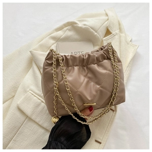 Vue détaillée du sac nuage plissé kaki avec chaîne dorée et détail de breloque boule