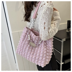 Vue détaillée du sac cabas rose texture bulle avec chaîne en perles et bandoulière cuir