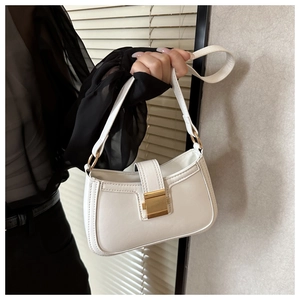 Détail du sac baguette en cuir PU blanc avec boucle en métal doré et bandoulière fine