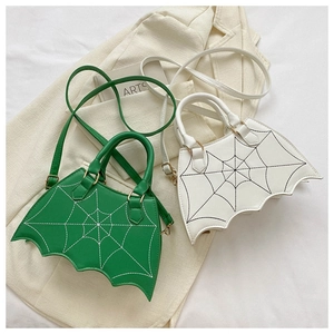 Dettaglio della borsa in PU a forma di ala di pipistrello con ricamo a ragnatela e lacci