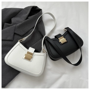 Détail à plat de sacs demi-lune minimalistes en noir et blanc avec boucles dorées chic