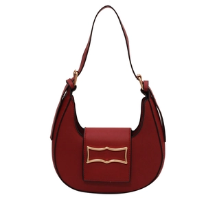 Sac hobo croissant rouge vintage avec une boucle métallique dorée ondulée unique