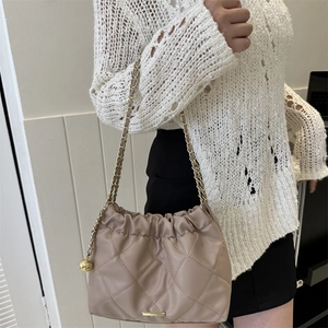 Sac à bandoulière matelassé kaki avec cordon de serrage et chaîne dorée pour femme
