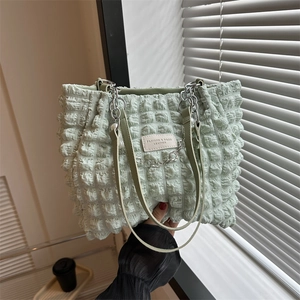 Women Large Capacity Tote Bag Pleated Popcorn Texture Shoulder Bag With Artificial Pearl Metal Chain Decoration Casual Fashion Handbag