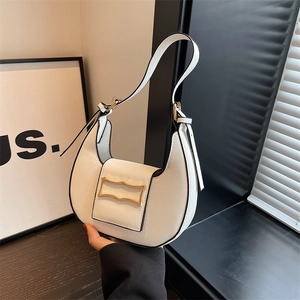 Sac Hobo Croissant en Cuir PU pour Femmes Sac à Épaule sous l'Aisselle Minimaliste Avec Boucle Métallique Dorée Couleur Unie