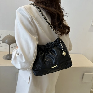 Sac à bandoulière matelassé noir tendance avec design plissé et détails en métal doré