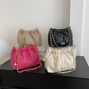 Sacs seau matelassés à chaîne en quatre couleurs : fuchsia, crème, kaki et noir