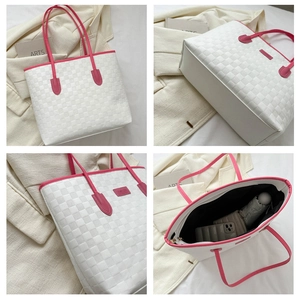 Détails du grand sac cabas blanc tressé avec poignées roses et intérieur spacieux