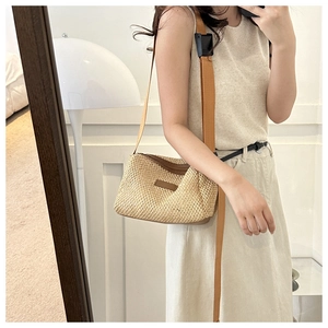 Sac bandoulière tissé à la mode avec sangle en tissu et finitions en cuir brun