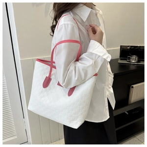 Vue latérale du sac fourre-tout blanc texturé avec bandoulière rose porté par un mannequin