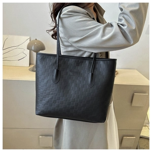 Détail du grand sac cabas noir tressé avec étiquette FASHION et fines bandoulières