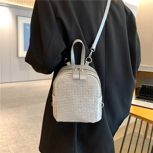 Dettaglio mini zaino grigio con strass luccicanti e cerniere in metallo argentato