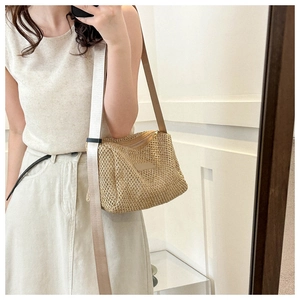 Détail du sac bandoulière en paille tissée main avec large sangle et fermeture éclair