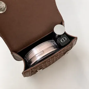 Detail van de interne capaciteit van de donkerbruine mini-handtas met steentextuur