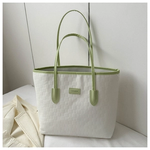 Détail du sac cabas gaufré à carreaux avec anses vertes et étiquette FASHION