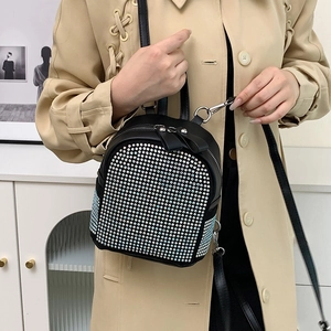 Mini zaino in pelle nera con strass scintillanti e spalline sottili regolabili