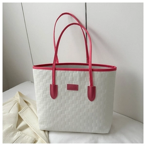 Détail de l'étiquette rose FASHION sur un sac cabas matelassé beige avec bordure magenta