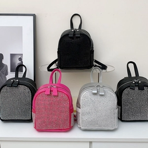 Mini zaino con strass scintillanti per donna nei colori nero, rosa e argento alla moda
