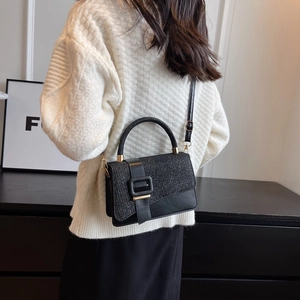 Sac à bandoulière noir en patchwork avec texture pailletée et finitions dorées chic