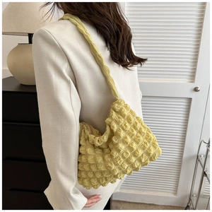 Détail du sac cabas jaune à texture bulle avec tissu plissé et bandoulière