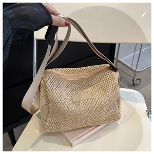 Détail du sac à bandoulière tissé beige clair avec fermeture éclair et large bandoulière