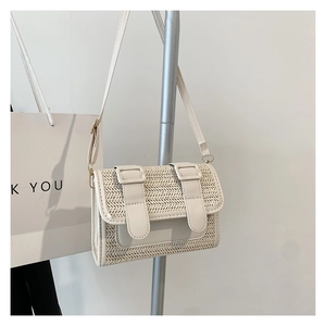 Vue détaillée du rabat en paille tressée et cuir crème du sac bandoulière vintage