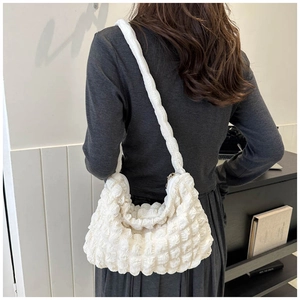Vue détaillée du sac cabas blanc à texture gaufrée avec tissu plissé et bandoulière assortie